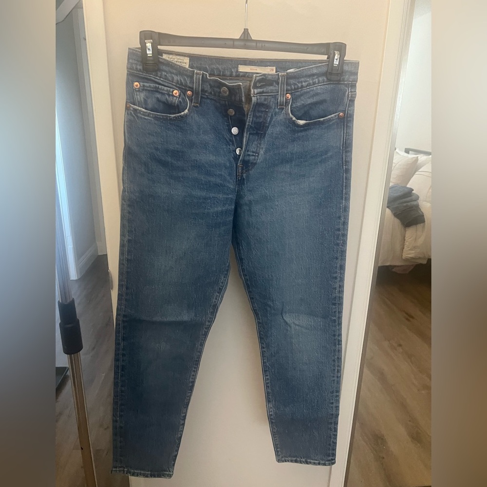 Levi size 28 wedgie fit